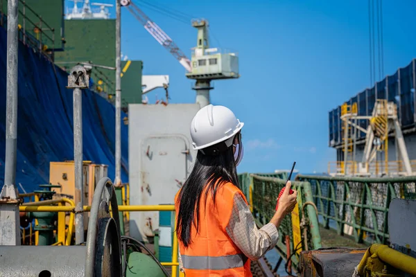 Mujer Ingeniería Cargo Hace Cargo Operación Control Trabajo Lugar Trabajo — Foto de Stock