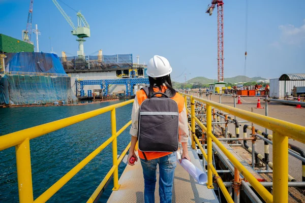 Mujer Ingeniería Camina Bajo Pasarela Seguridad Barandilla Lugar Trabajo Sitio — Foto de Stock