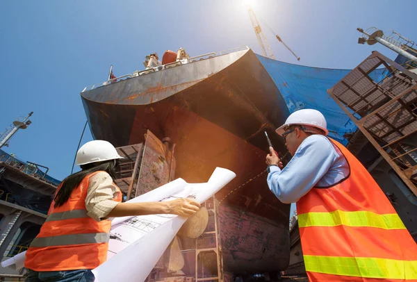 Grupo Trabajadores Mujer Hombre Ingeniería Discutir Diagrama Diseño Gráfico Construcción — Foto de Stock