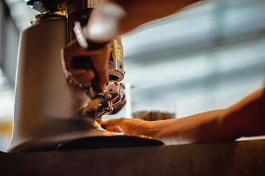 Kahve makinesinde taze pudra için öğütülecek taze kahve çekirdeği.