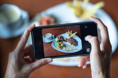 Yemekten önce cep telefonuyla fotoğraf çekmek