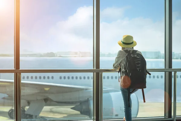Γυναίκα Επιβάτη Ταξιδιώτη Τουρίστρια Κοιτάζοντας Αεροσκάφος Που Μόλις Φεύγει Από — Φωτογραφία Αρχείου