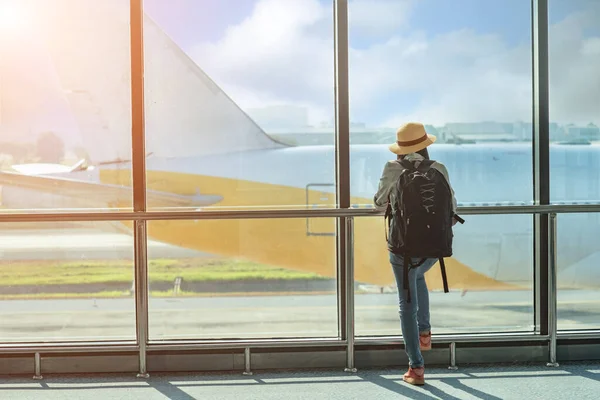 Passeggero Donna Possesso Passaporto Attesa Nella Zona Transito Dell Aeroporto — Foto Stock