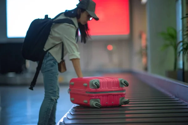 Gepäck Transferband Des Flughafenterminals Das Von Einer Reisenden Mitgenommen Oder — Stockfoto