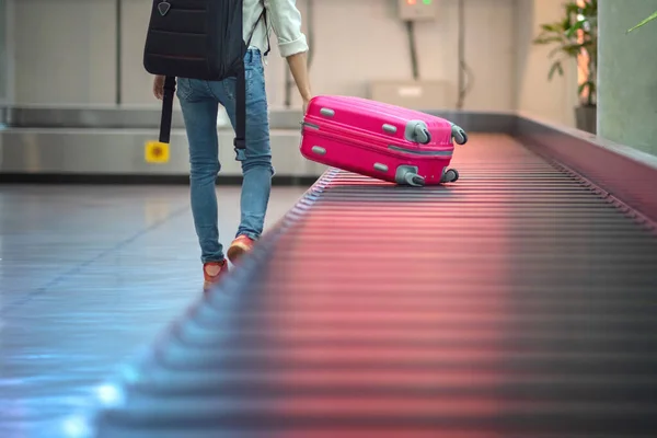 Gepäck Transferband Des Flughafenterminals Das Von Einer Reisenden Der Hand — Stockfoto