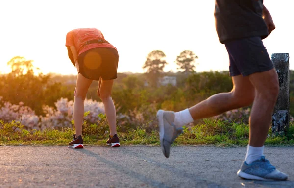 Mulher Cansada Correr Exercício Corrida Mão Descansando Sobre Joelhos Treino — Fotografia de Stock