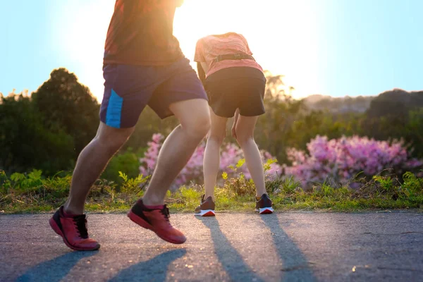 Mulher Cansada Correr Exercício Corrida Com Mão Descansando Sobre Joelhos — Fotografia de Stock