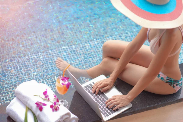 Pisząc Klawiaturze Notebooka Kobiece Bikini Basenie Pracując Nad Relacją Online — Zdjęcie stockowe