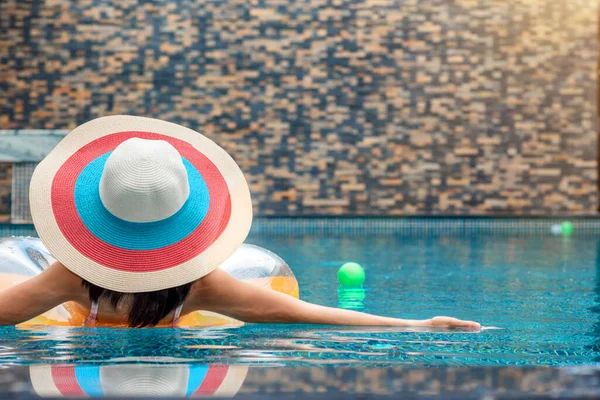 Kobieta Kapeluszem Cieszyć Się Czuć Komfortowe Życie Wakacjach Siedząc Pływalni — Zdjęcie stockowe