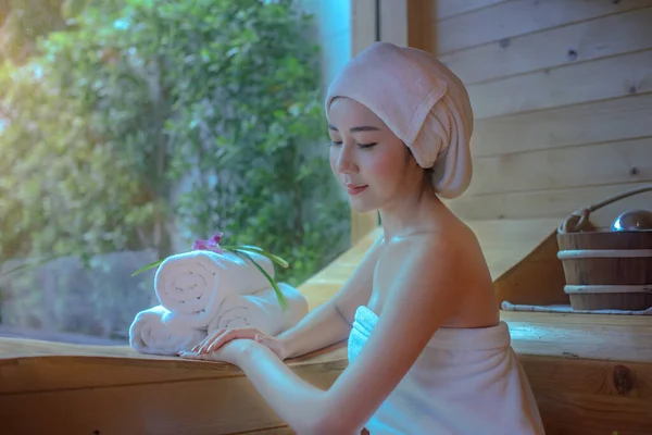 Spa Schoonheidsbehandeling Ontspanning Concept Vrouw Witte Handdoek Ontspannen Houten Sauna — Stockfoto