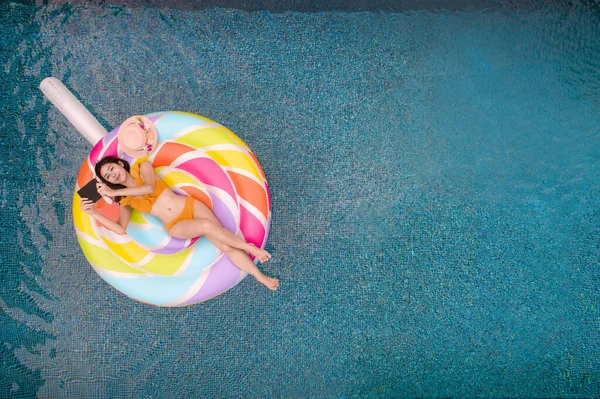Kobieta Bikini Cieszyć Się Grając Tabletkę Line Toffi Candy Pływająca — Zdjęcie stockowe