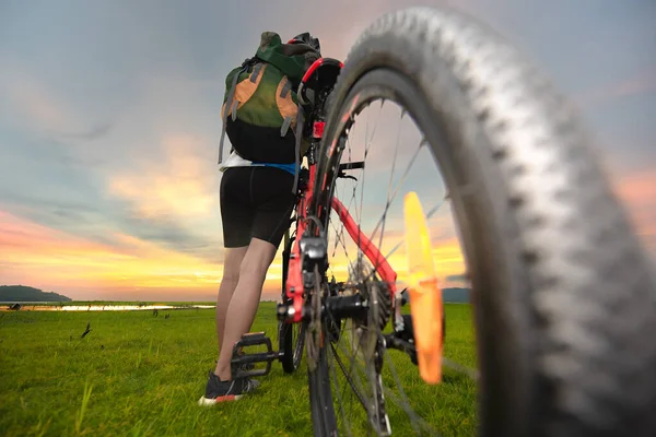 Benen Van Vrouw Fietser Fietsen Rijden Weg Van Weide Veld — Stockfoto