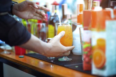 Barmenin elindeki kokteyl bardağı demlenip, sallanıp, karıştırıldıktan sonra servis edilmeye hazır. Partinin tadını çıkarın ve eğlenin. 