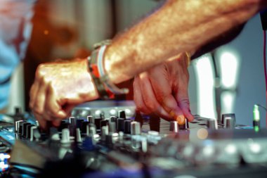 DJ 'in elleri ya da parmakları Kontrolcü ve Karıştırıcı' nın ritm müziğidir. DJ partide bir şarkı çalıyor. Gençler müziği kontrol cihazıyla ayarlıyorlar. Müzik ve ışık renklerinin eğlencesi, Müzik ve Olay denetleyici ses