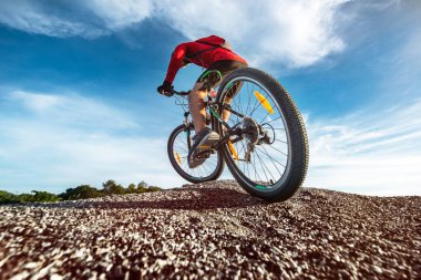 Adam tepeye dağ bisikleti sürerek çıktı. Bisikletle macera yolculuğu.