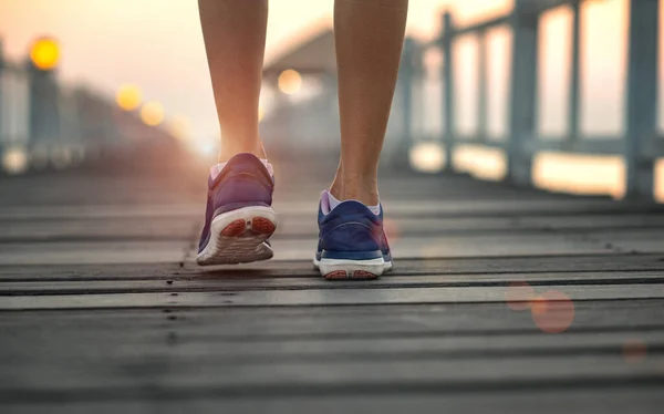 Sapato Corrida Mulheres Correndo Longo Ponte Madeira Exercício Diário Regular — Fotografia de Stock
