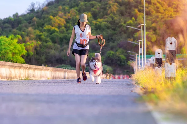 Mulher Fazendo Exercício Diário Jogging Estrada Parque Público Com Cachorro — Fotografia de Stock