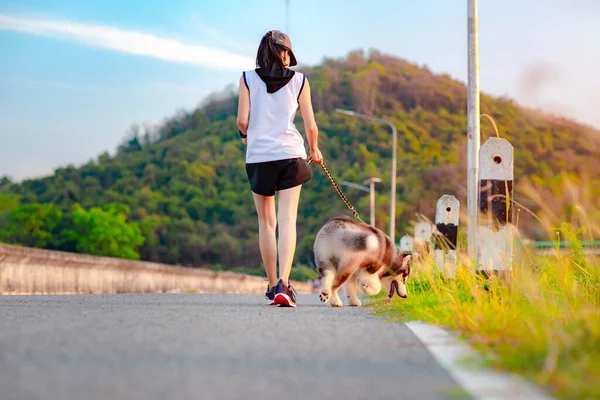Mulher Cão Correndo Juntos Estrada Parque Público Cachorro Desobediente Sempre — Fotografia de Stock