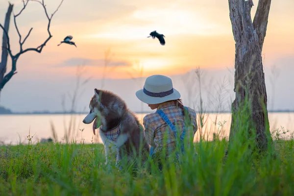 Mulher Menina Desfrutar Senta Falando Com Cachorro Rio Lago Com — Fotografia de Stock