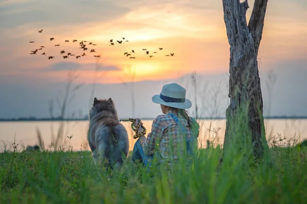 Kadın Kız Oturur Yavru Bir Köpekle Birlikte Göl Nehrinin Üzerinde — Stok fotoğraf