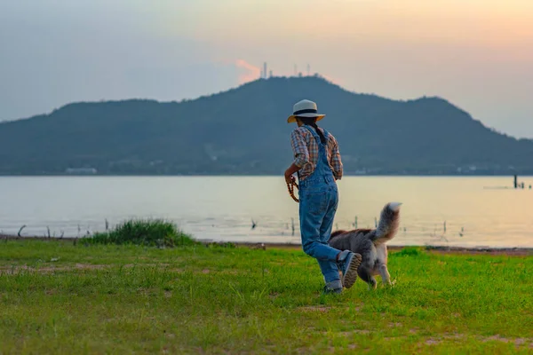 Donna Ragazza Godere Camminare Jogging Con Cane Cucciolo Fiume Lago — Foto Stock