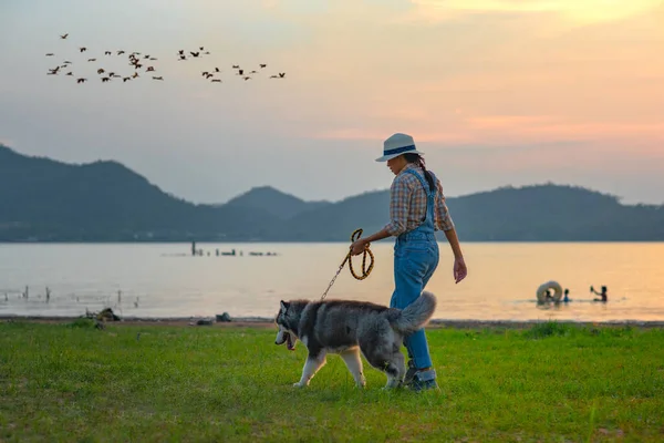 Donna Ragazza Godere Camminare Con Cane Cucciolo Fiume Lago Con — Foto Stock