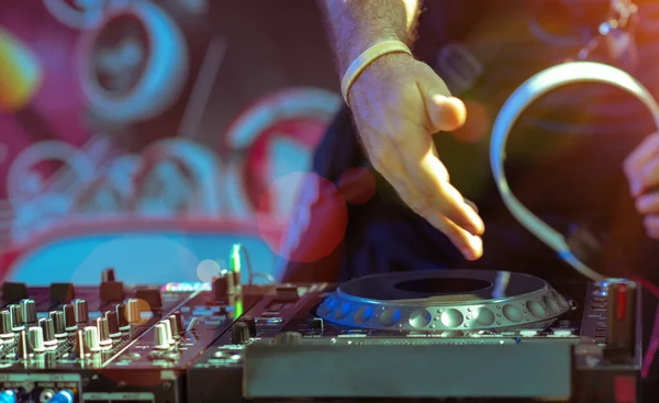 DJ, Controller ve mikserin ritm müziği. DJ partide bir şarkı çalıyor. Gençler müziği kontrol cihazıyla ayarlıyorlar. Müzik ve açık renklerin eğlencesi, Müzik & Olay denetleyici soun