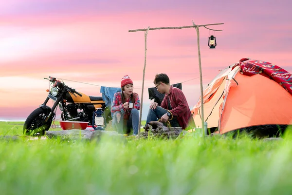 Coppia Amante Moto Momento Dolce Campagna Con Falò Nel Prato — Foto Stock