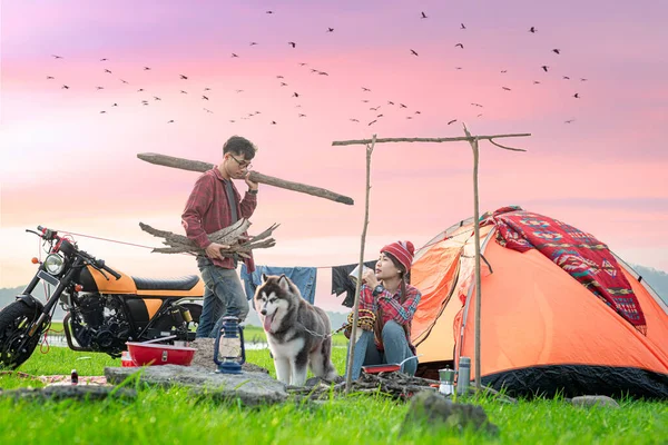 Coppia Amante Moto Momento Dolce Campagna Con Falò Nel Prato — Foto Stock