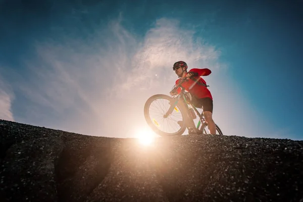 Man Fietser Fietser Rijden Mountainbike Lopen Vanaf Heuvel Bij Zonsondergang — Stockfoto