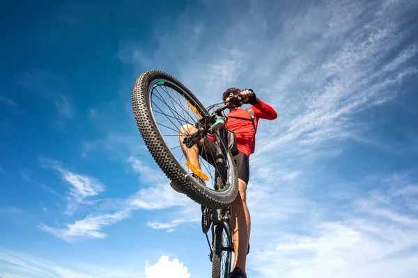 Fiets Rijden Mountainbike Het Obstakel Tijdens Manier Van Rijden — Stockfoto