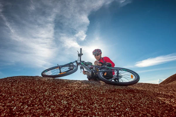 Wielrenner Mountainbike Een Ongeval Heuvel Rotsachtig Het Springen Wedstrijd — Stockfoto