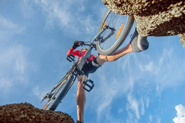 Onderste Lage Hoek Uitzicht Van Fietser Met Mountainbike Holding Stap — Stockfoto