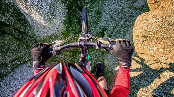 Bovenaanzicht Close Beeld Van Fietser Man Handen Stuur Mountainbike Pad — Stockfoto