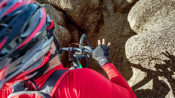 Close Beeld Van Fietser Man Handen Stuur Rijden Mountainbike Pad — Stockfoto