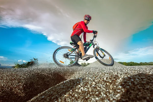 Laag Breed Hoekportret Tegen Blauwe Lucht Van Mountainbiker Die Bergafwaarts — Stockfoto