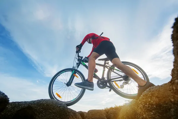 Onderaanzicht Van Fietser Met Mountainbike Stap Het Gat Obstakel Tijdens — Stockfoto