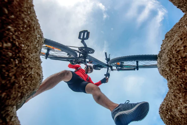 Onderaanzicht Van Fietser Met Mountainbike Proberen Stappen Het Obstakel Tijdens — Stockfoto