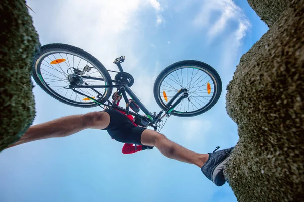 Onderaanzicht Van Fietser Met Mountainbike Stap Het Obstakel Tijdens Manier — Stockfoto