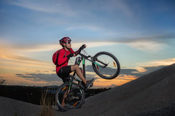 Wielrenner Man Rijden Een Mountainbike Een Heuvel Extreme Sport Mountainbiker — Stockfoto