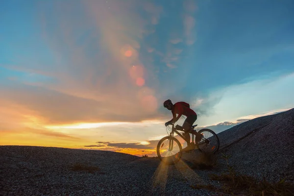 Silhouet Van Een Man Rijden Een Mountainbike Naar Beneden Van — Stockfoto