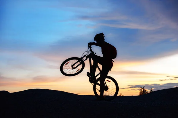 Silhouet Van Een Man Een Mountainbike Een Heuvel Extreme Sport — Stockfoto