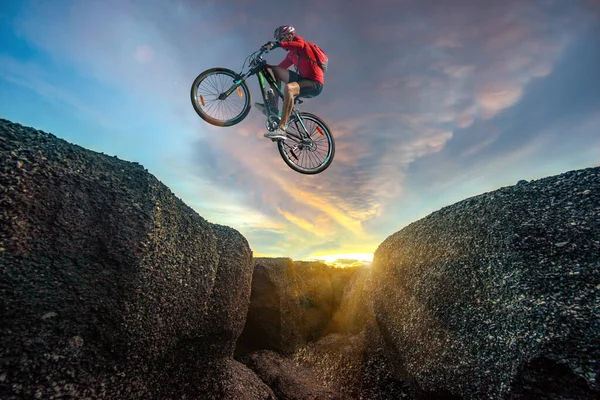 Professionele Renner Springt Fiets Met Achtergrond Van Zonsondergang Racen Hoge — Stockfoto