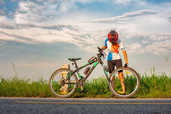 Vrouw Fiets Wielrenner Problemen Van Voorband Wiel Nodig Heeft Voor — Stockfoto