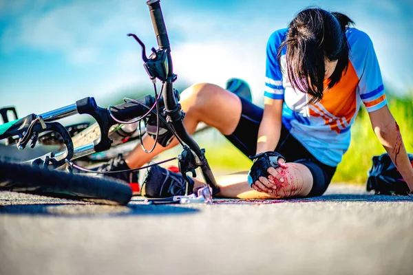 Ongeval Botste Jonge Vrouw Fietser Gewond Gewond Knie Van Been — Stockfoto