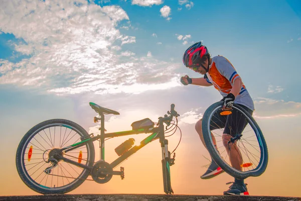 Fietser Man Krankzinnig Boos Acteren Hand Houden Schade Fietswiel Gek — Stockfoto