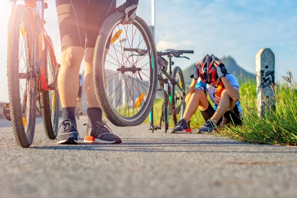 Hand Van Fietsen Fiets Houden Lekke Band Vrouw Fietsen Heeft — Stockfoto