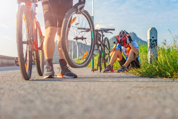 Vrouw Fietsen Heeft Een Probleem Tijdens Manier Waarop Moet Platte — Stockfoto