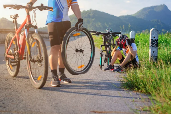 Radfahrerin Hat Ein Problem Auf Dem Weg Braucht Reifenpanne Reparatur — Stockfoto