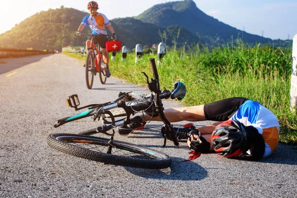 Ongeluk Botste Jonge Vrouw Fietser Gewond Gewond Aan Knie Ongeval — Stockfoto